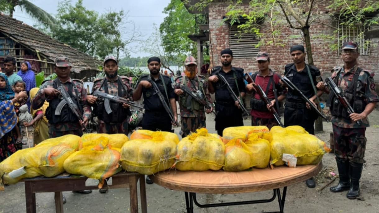 র‌্যাব-৬ ও ৪৯ বিজিবি’র অভিযানে ৬২ কেজি গাঁজা সহ আটক ৩