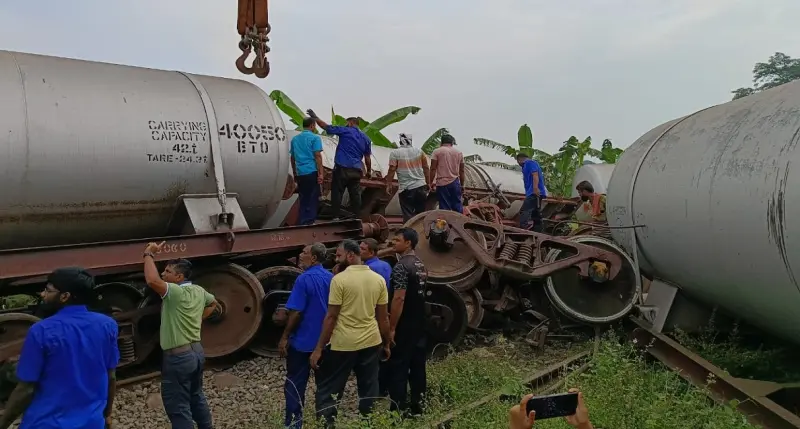 ট্যাঙ্কার লাইনচ্যুত: খুলনার সাথে সারা দেশের রেল যোগাযোগ বন্ধ