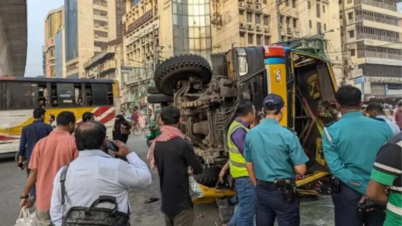 পল্টনে বাসের সঙ্গে ট্রাকের মুখোমুখি সংঘর্ষ, নিহত ১